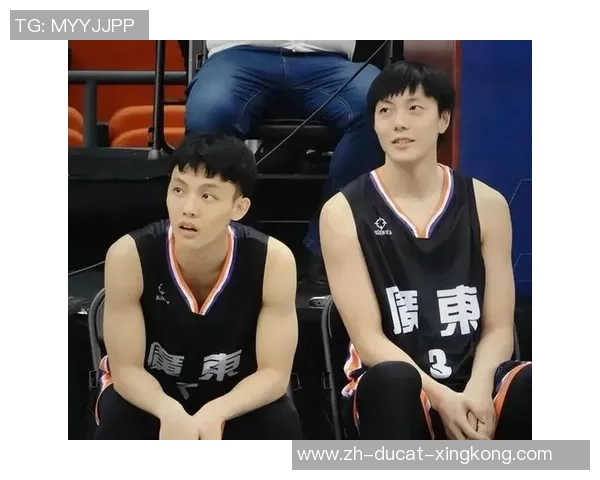 杨瀚森翻译成助教？自己驳斥谣言：因瀚森英语前进，他没事干帮队员传球